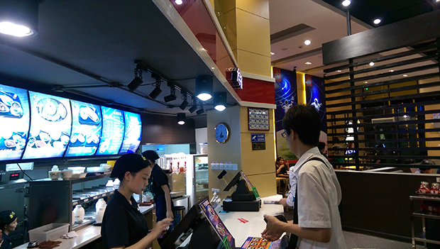 地铁口旁的餐厅装修